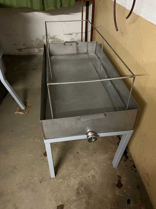 продавам пчеларско оборудване - центрофуга и вана за пчелни пити