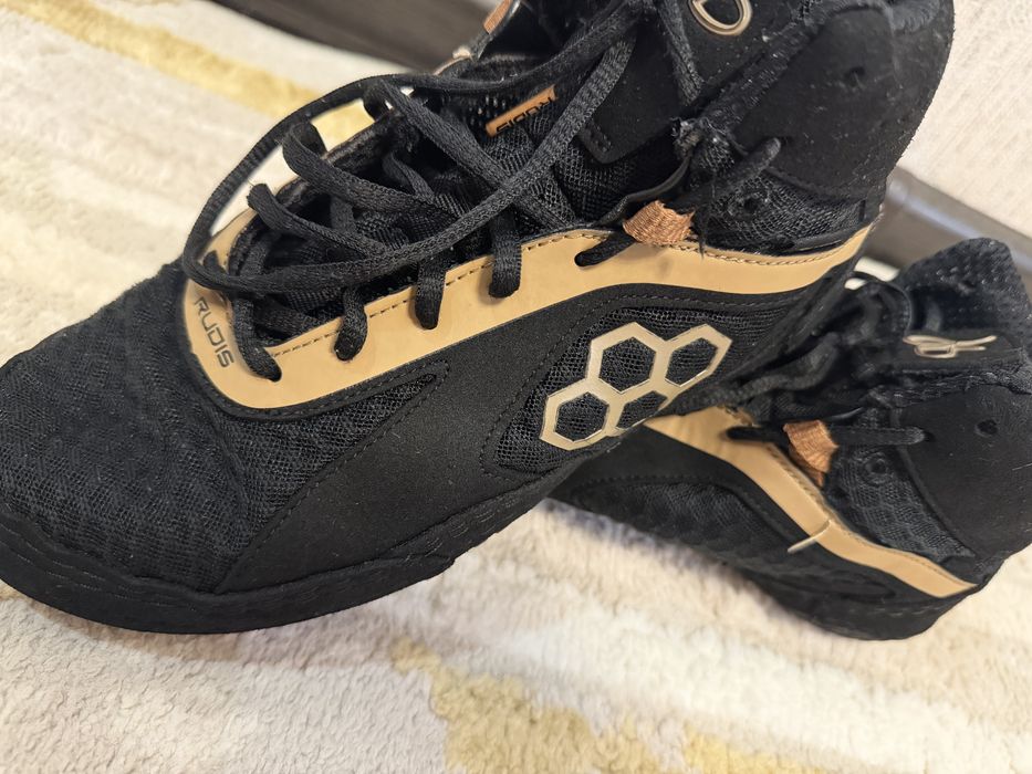 Продам борцовки RUDIS в хорошем состоянии.