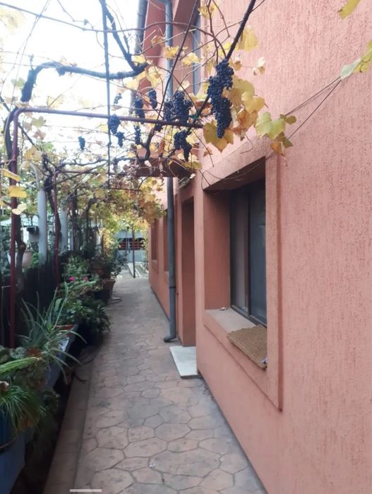 Vand casa (parter+etaj) - zona Biserica Noua