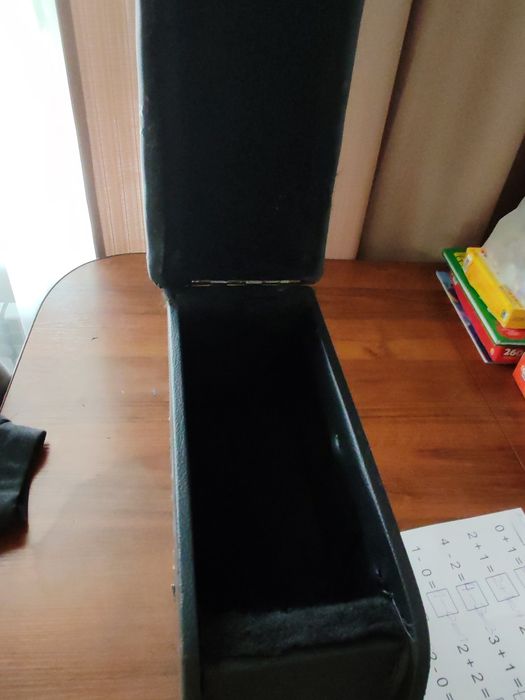 Продам подлокотник для машины