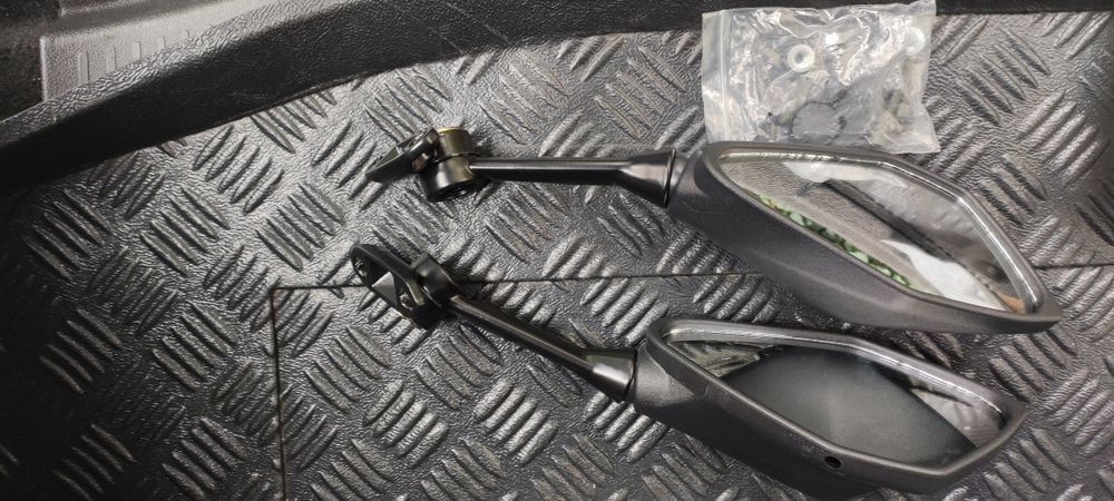 Vând geaca, oglinzi moto și o pereche de mănuși moto proanti noi.