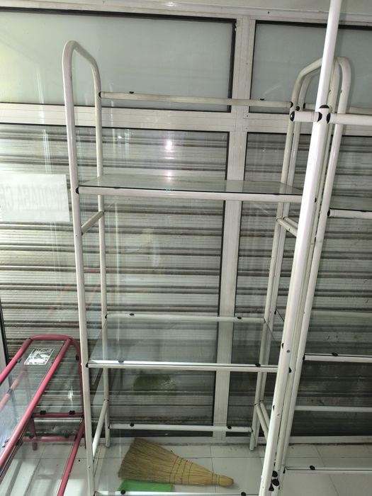 Стелажи и щанд маси за магазин