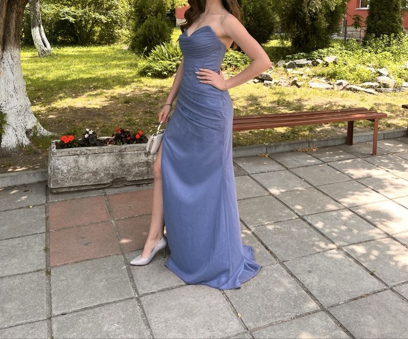 Синя бляскава рокля