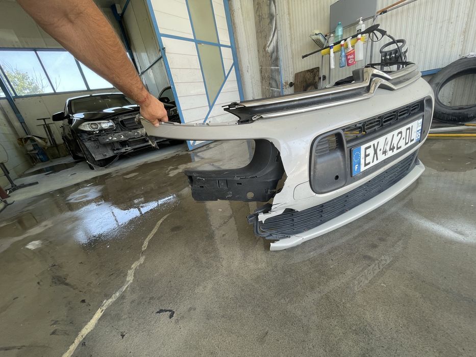 Десен калник Citroen C4 Picasso/ лед светлини/ броня/ халогени