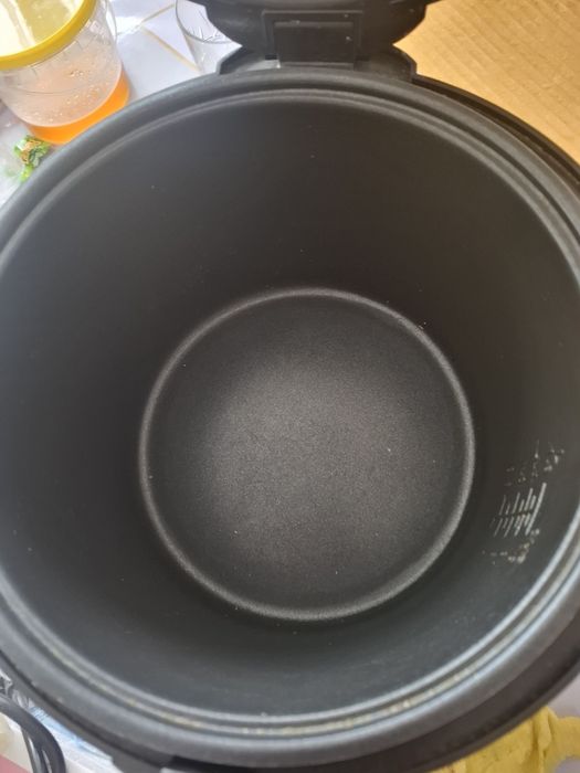 Мультиварка в хорошем состоянии б/у. Готовила пару раз.