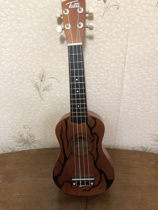 Укулеле Tutti в отличном состоянии.