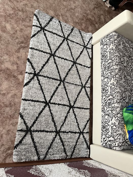 Продам ковер  маленькии но красивый