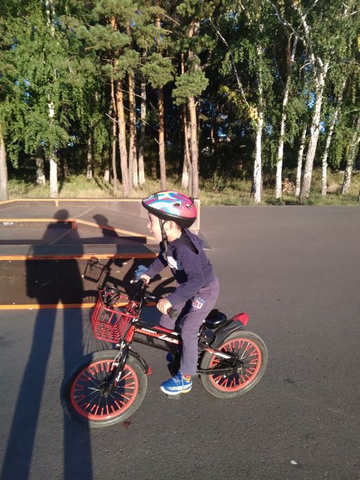 Велосипед детский ,цвет красный для мальчиков