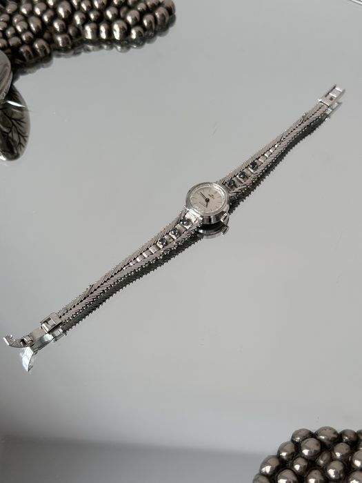 Сребърен часовник