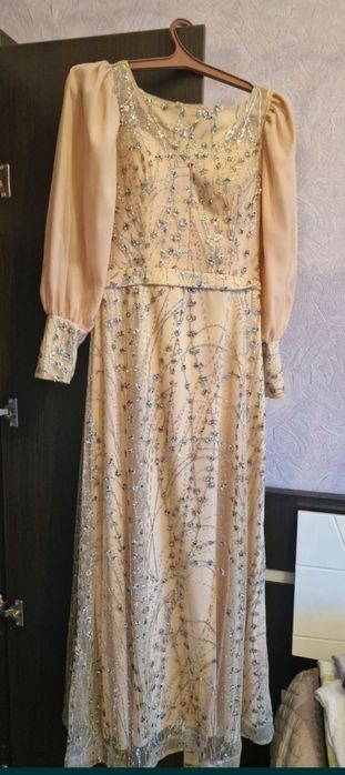 Әдемі көйлектер сатылады