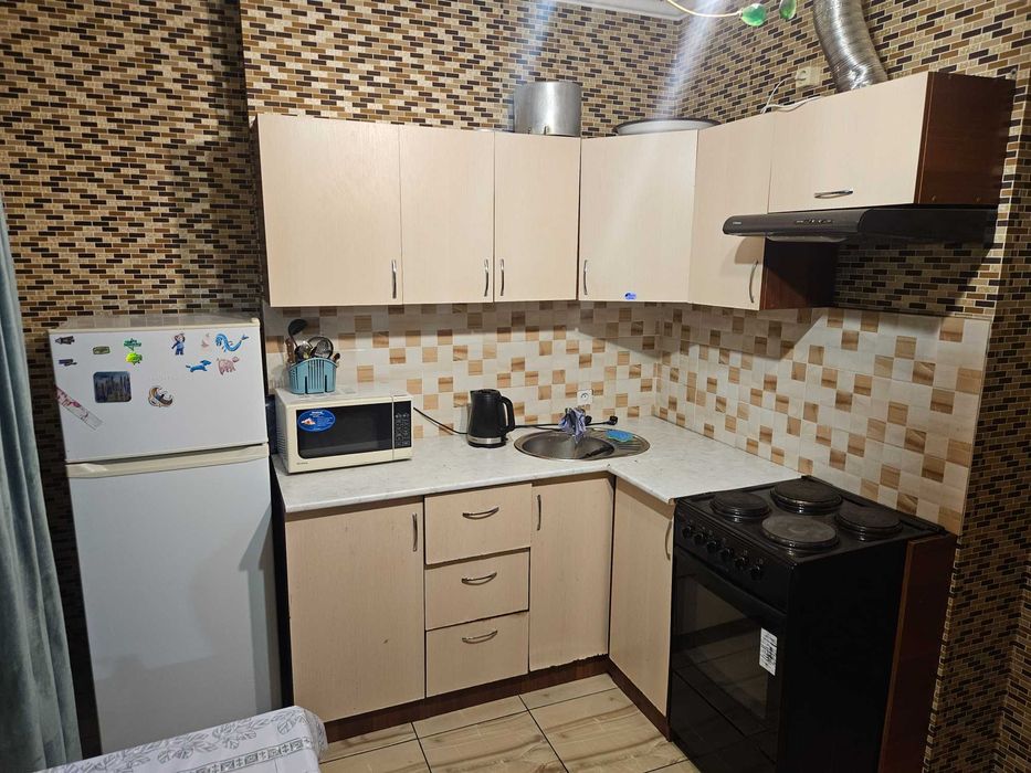 Продам Кухонный гарнитур угловой , ЛДСП