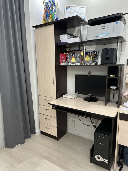 Продам компьютерный стол в отличном состоянии