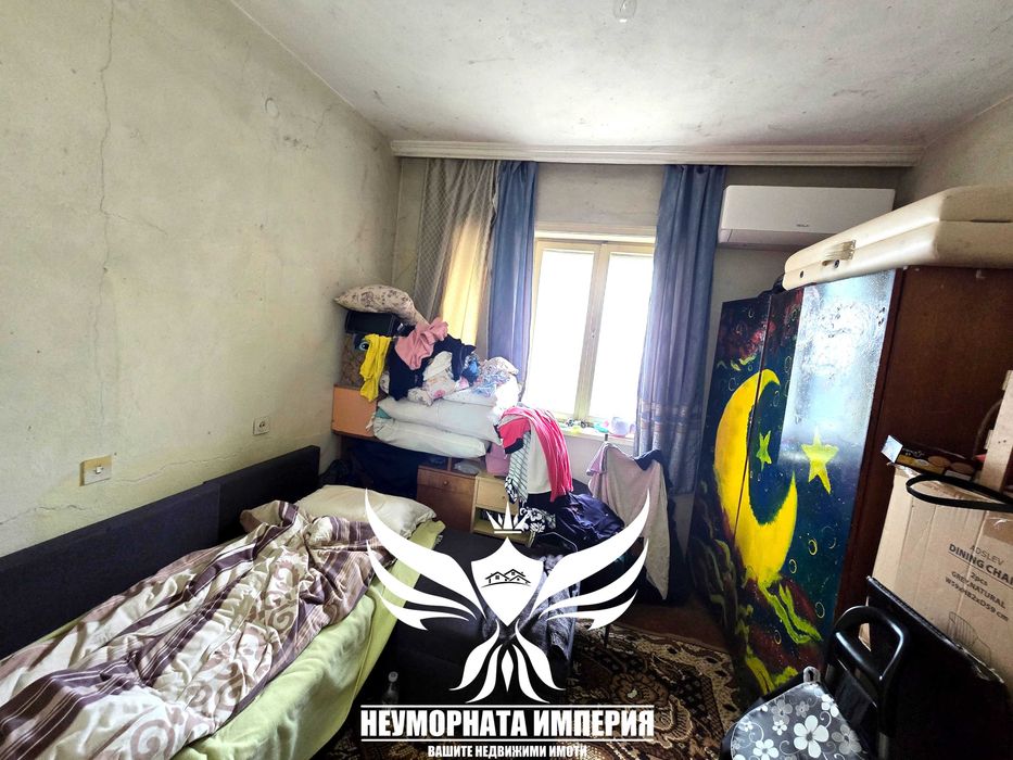 Продавам обзаведен тристаен с площ от 120 кв.м. с 1/2 двор в град Смолян квартал Каптажа