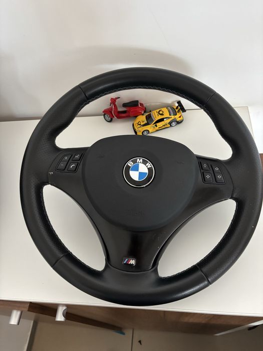 Volan Bmw E90  imbracat in piele de calitate superioara
