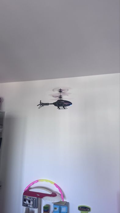 Elicopter care zboară cu telecomanda