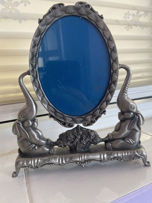 Много масивно, винтидж огледало, от едната страна рамка за снимка