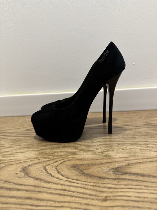 Pantofi de damă cu tocuri înalte