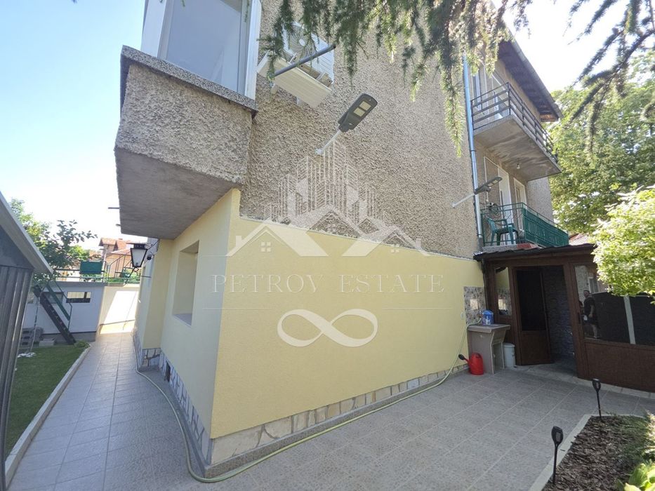 Продава се Къща в Велинград - 240 кв.м за 875 €/кв.м - Снимка #2