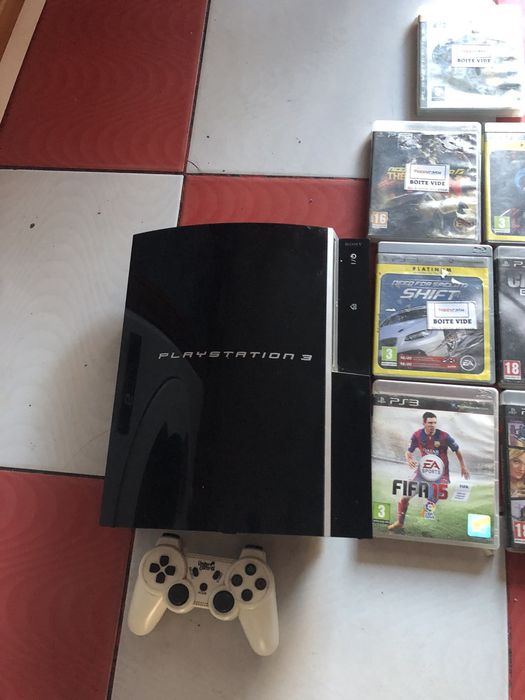 vând ps 3 cu 7 jocuri și o manet mai multe detali ân privat
