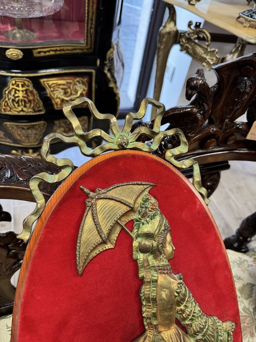 Doua tablouri - bronz in relief pe catifea rosie