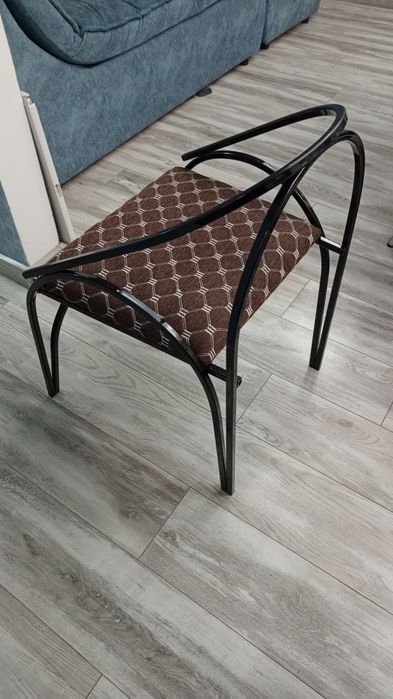 Стулья и столик.