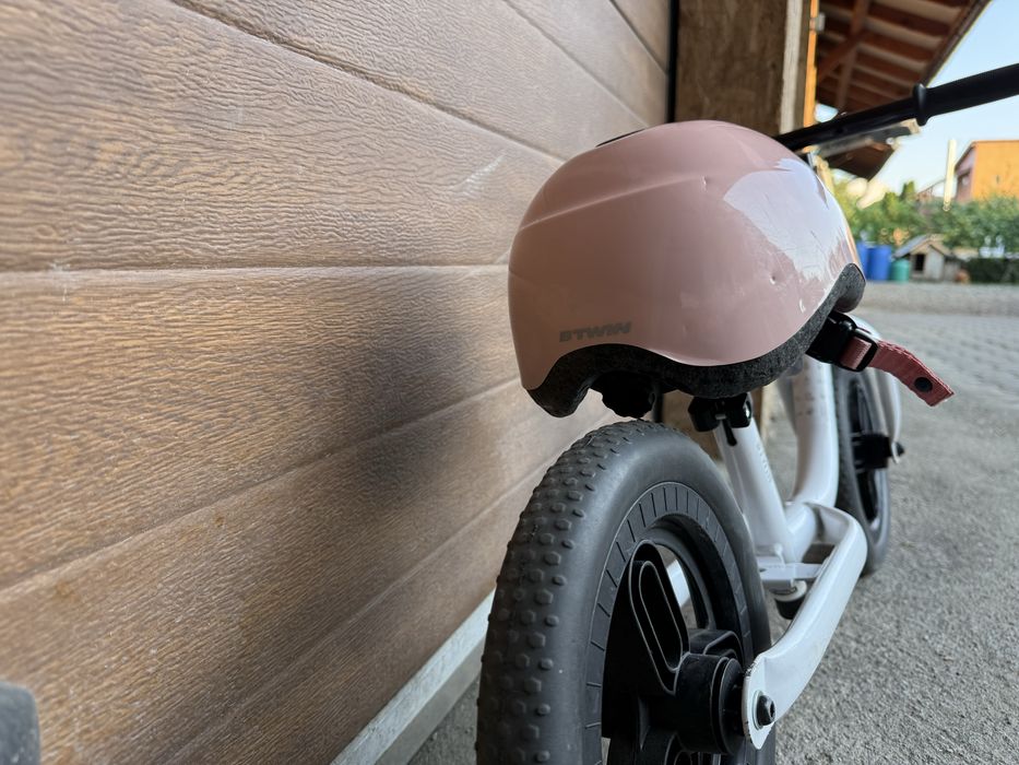 Bicicleta de echilibru si casca Decathlon