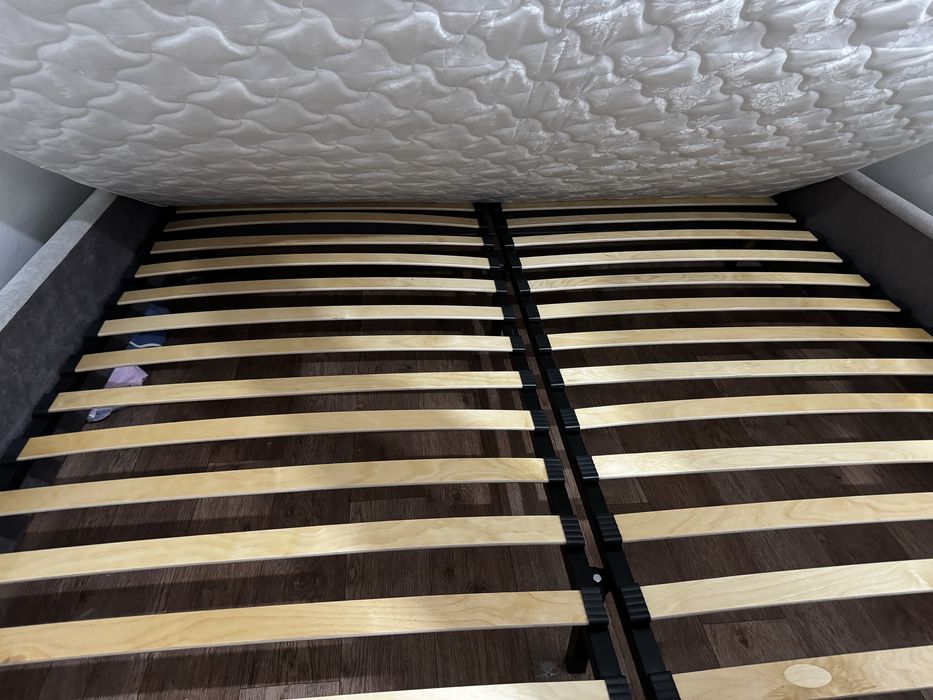 Пррдам двуспальную кровать с матрасом!