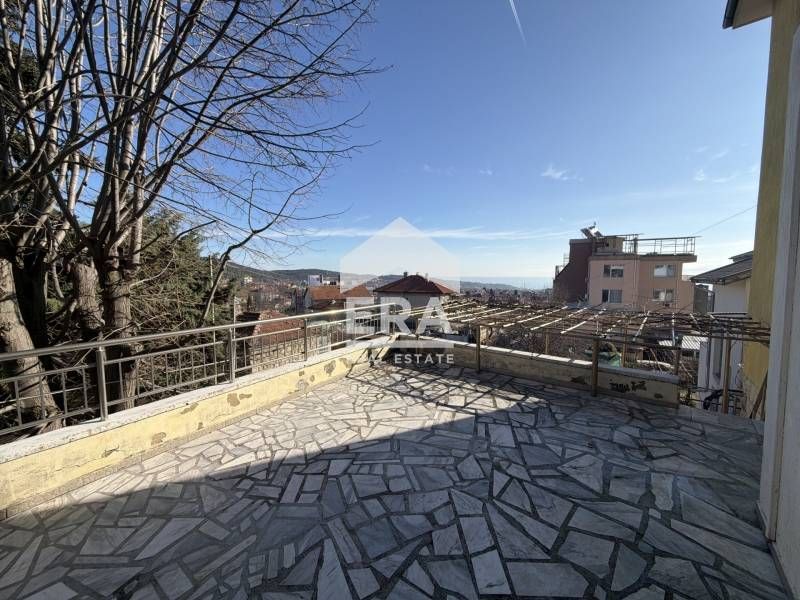 ЕКСКЛУЗИВНО!Фамилна четириетажна къща с отличен  инвестиционен потенци