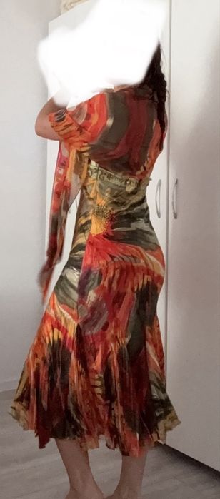 Rochie midi de ocazie/cocktail cu bretea după gât + șal, nuanțe calde