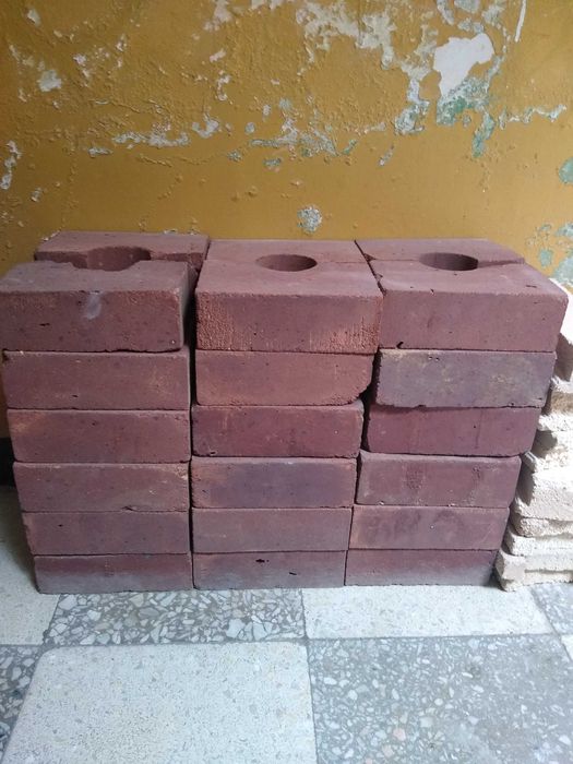 Огнеупорни тухли - червени (стават за коминно тяло) - 3лв.