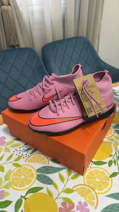 Чисто нови обувки за футбол