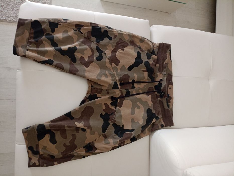 Vând pantaloni scurți model army,mărimea M,in stare buna, produs de ca