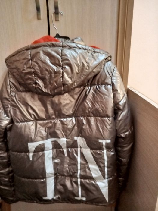 Куртка золотисто красного цвета