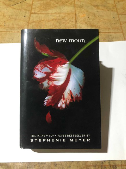 Trilogia : THE TWILIGHT SAGA (Twilight - New Moon - Eclipse - Breaking Dawn) autor : Stephenie Meyer