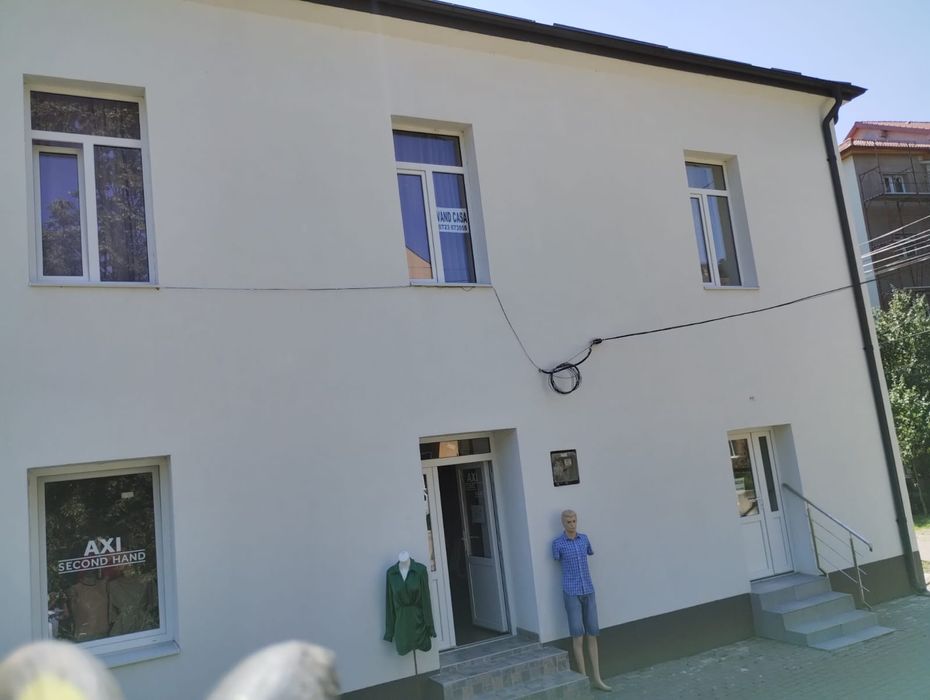 Vând apartament la casă