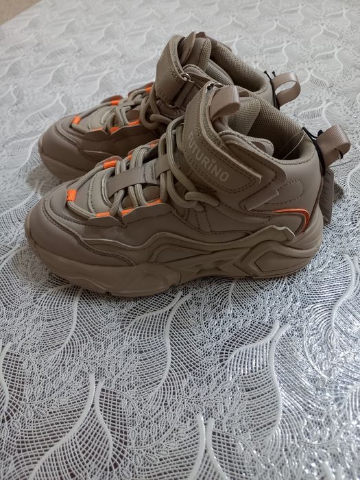 Ботинки для девочек новые.