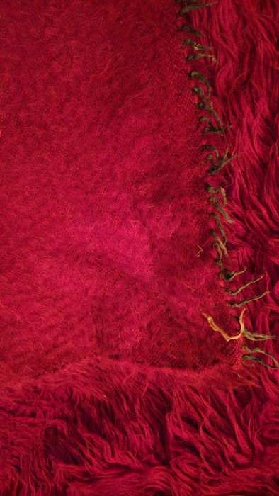 Бежов и червен китеници и родопско вълнено одеяло