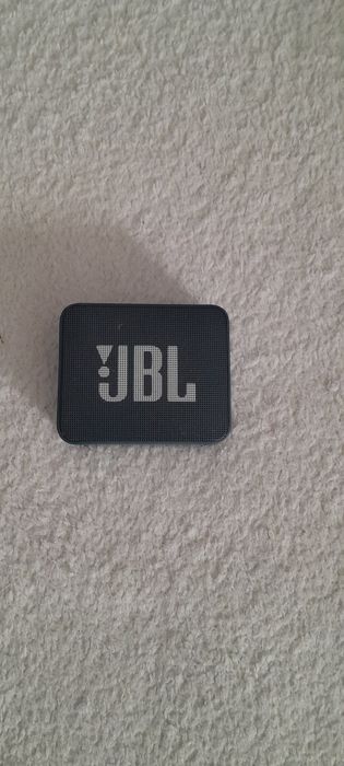 Колонка JBL зеленого цвета
