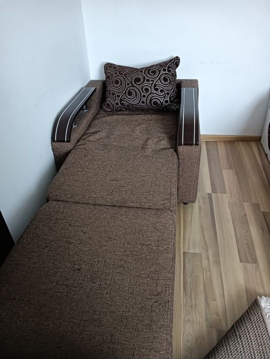 Fotoliu extensibil în stare perfectă culoare maronie 
Nu permitem cu transport