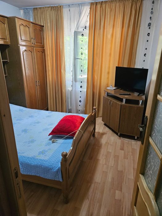 Închiriez apartament cu 2 camere