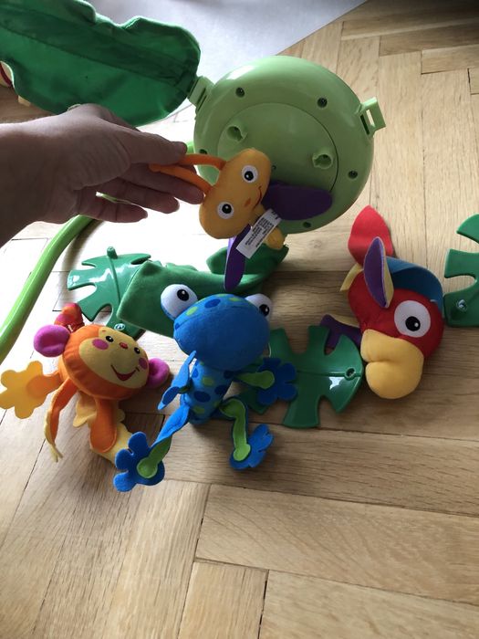 Музикална играчка тип въртележка за закрепяне към детско бебешко легло