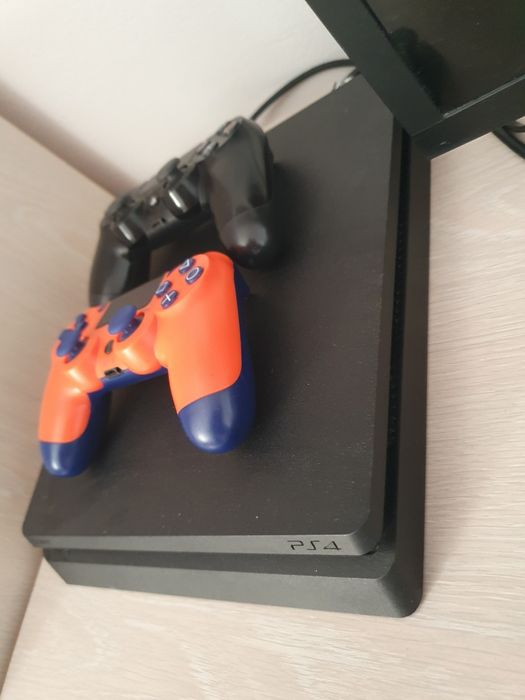 PS 4 cu 2 controale și 7 jocuri