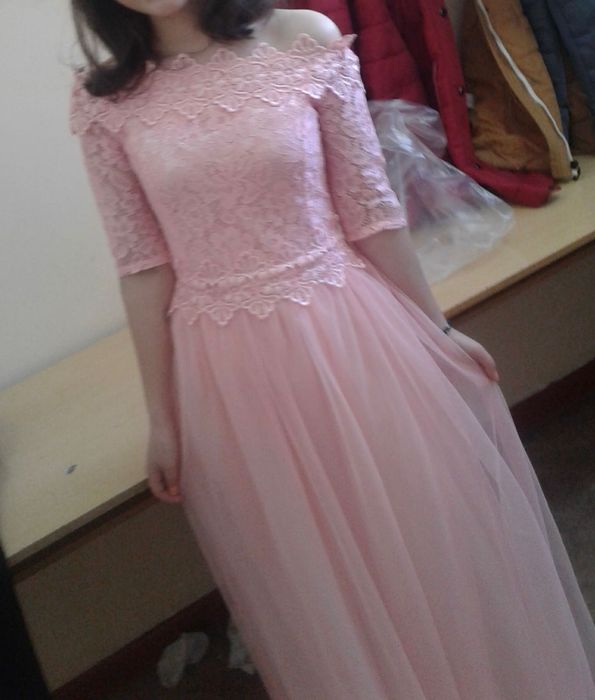 Розовое платье с открытым плечом