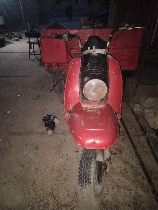 Holati yaxwi. Rangi qiz. Benzinga yuriydi. 100km/soat