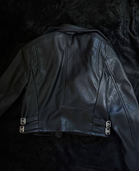 Черно кожено яке Bershka(ЧИСТО НОВО)