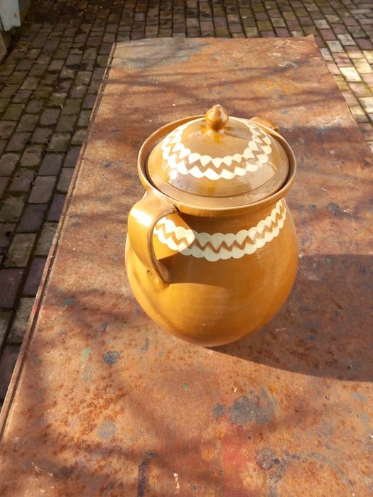 Semne pt.poligon și vas ceramic vechi