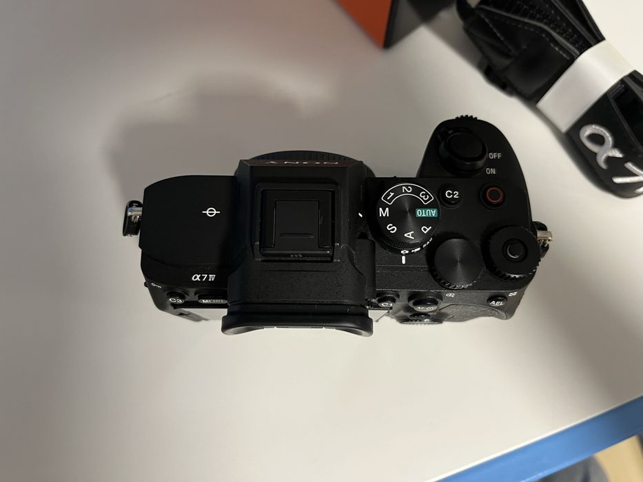 Продавам Sony A7 IV като нова и с 4 години оставаща гаранция