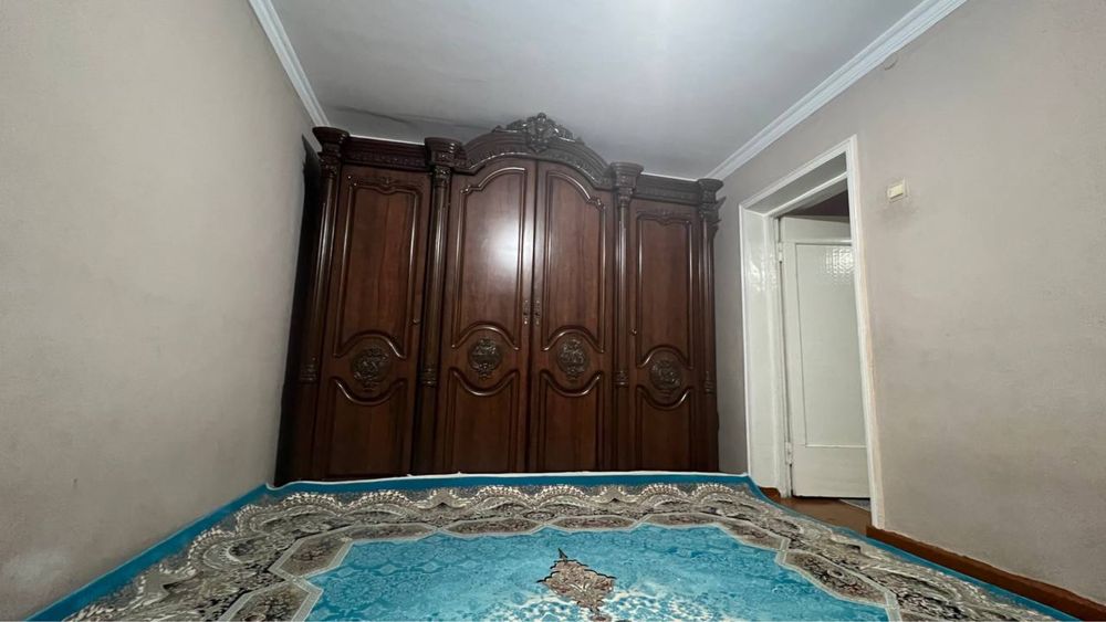 Shkaf holati toza yangidek mebel ichlari keng polkalari yam mustakkam
