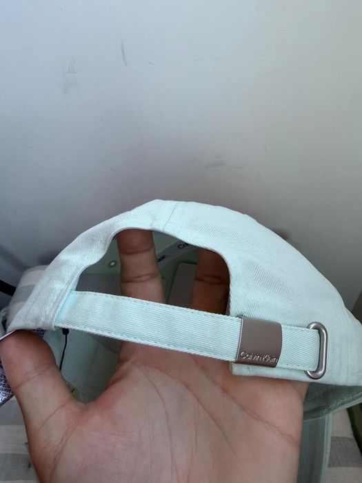 Calvin Klein șapcă unisex culoare albastru deschis  cu logo mic metalic mărime OS noua originala