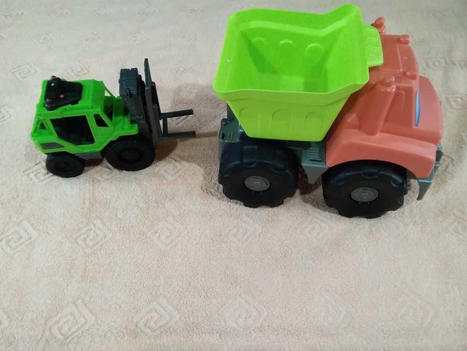 Детские машины,самосвалы,крупные игрушки, б/у